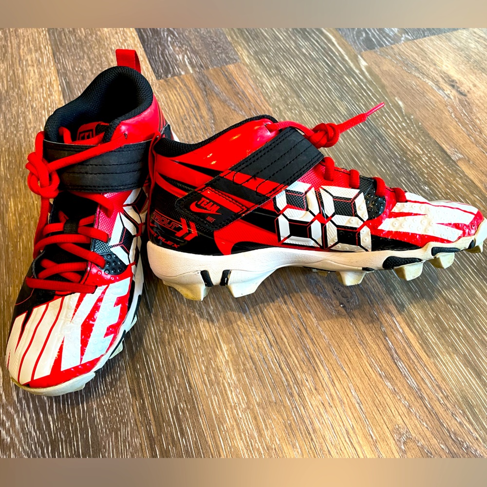 NIKE Cleats Boys sz 4.5